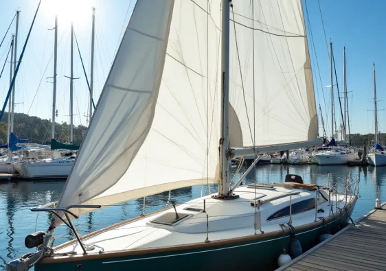 Segel unter UV-Schutz Plane im Hafen